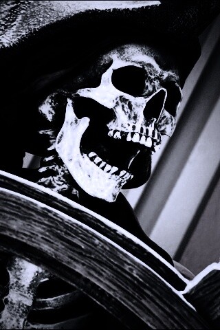 Скелет пирата за штурвалом обои