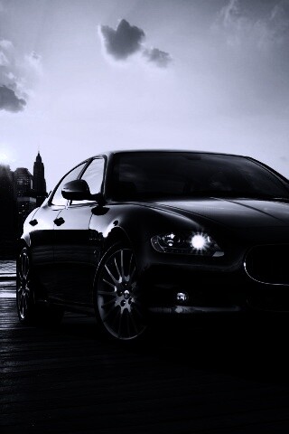 Черная мазерати на пирсе обои