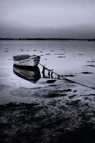 Лодка на илистом берегу обои