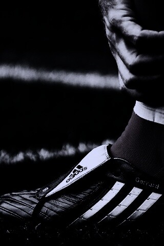 Левая нога футболиста в бутсе обои