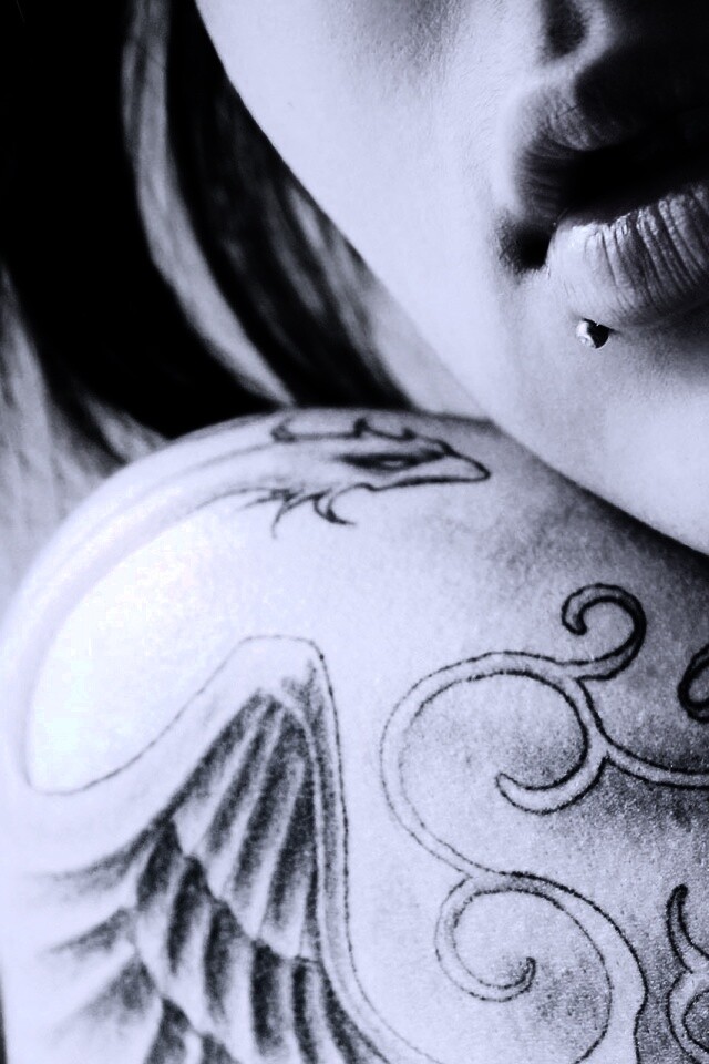 Плечо с татуировкой обои