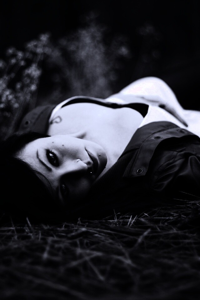 Лежащая на траве обои