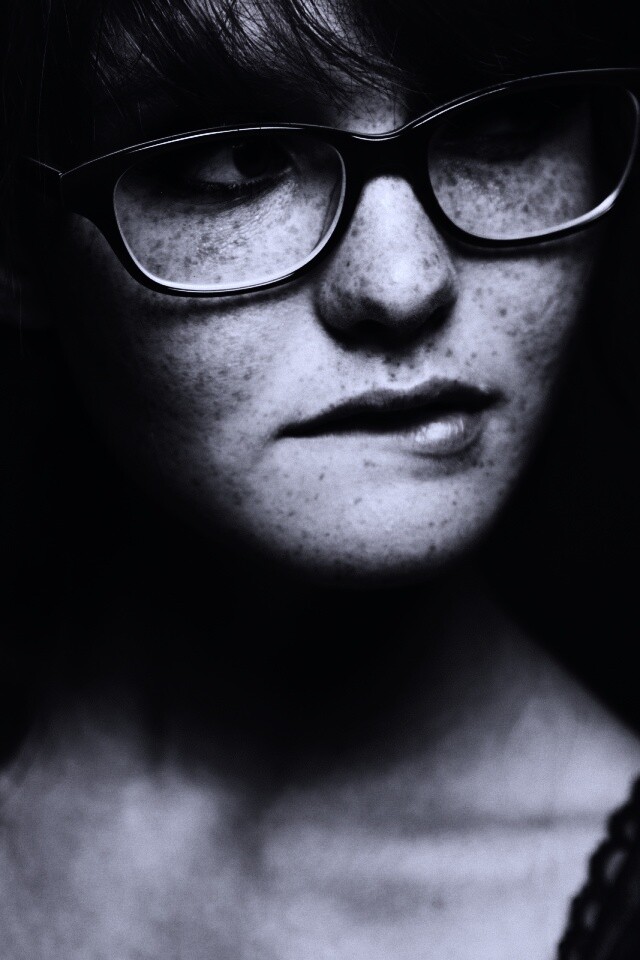 Рыженькая кусает губу обои