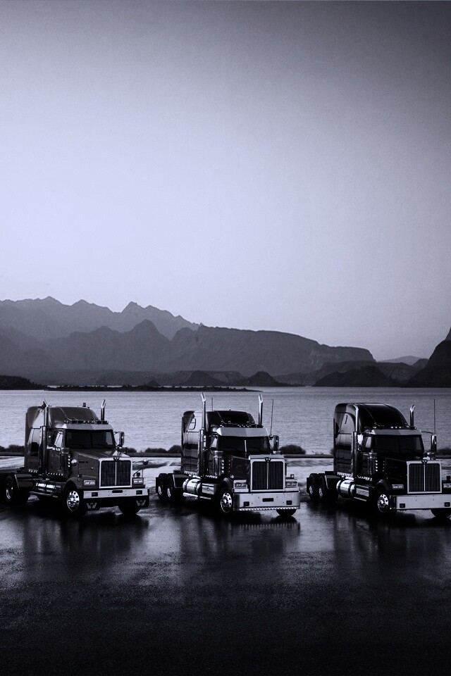 Тягачи на фоне озера обои