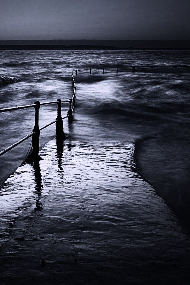 Пирс уходящий в море обои