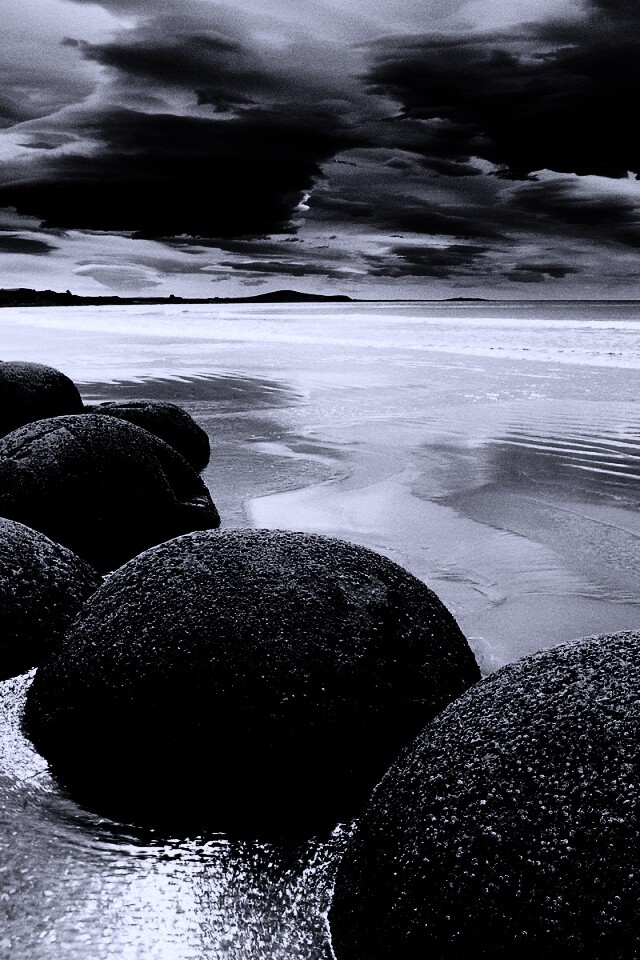 Круглые камни на берегу обои