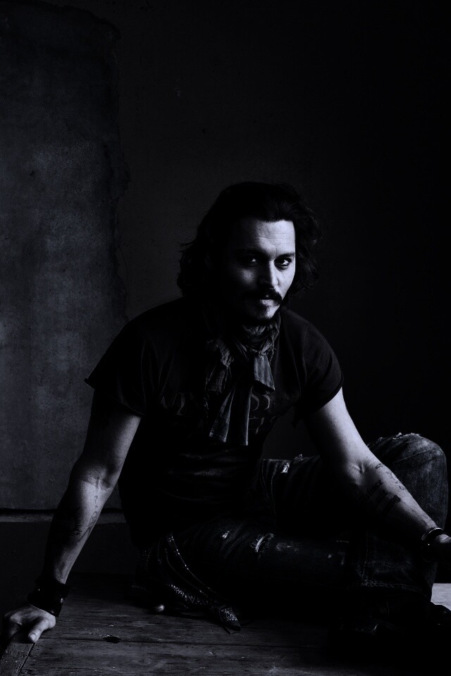 Джонни Депп на столе обои