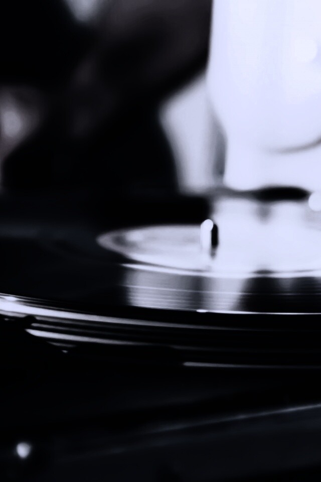 Винил на диджейском пульте обои