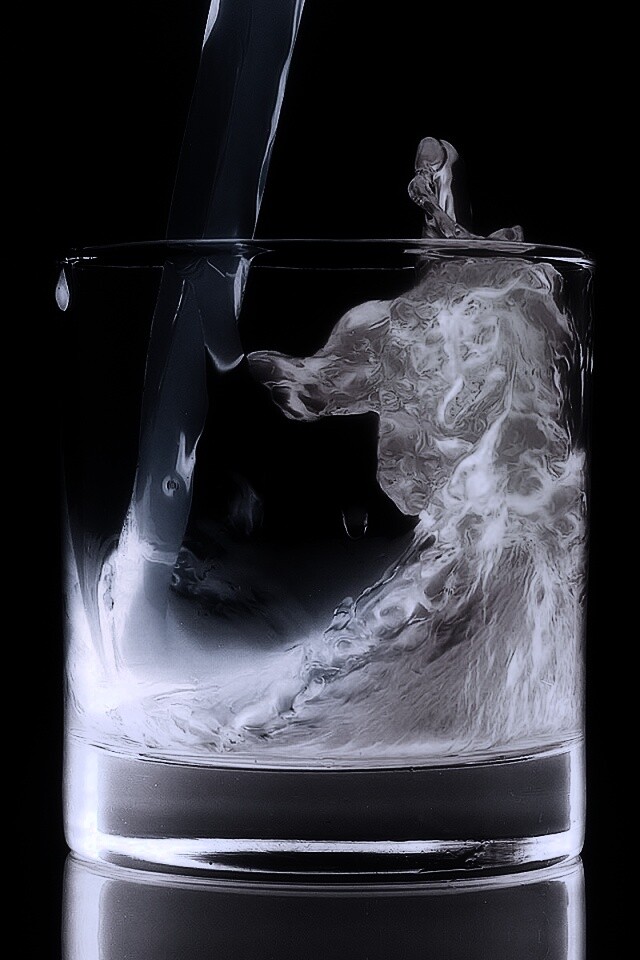 Огонь и вода в стакане обои