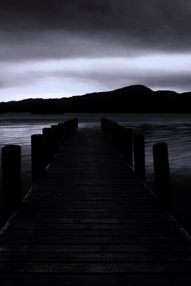 Деревянный причал на озере обои