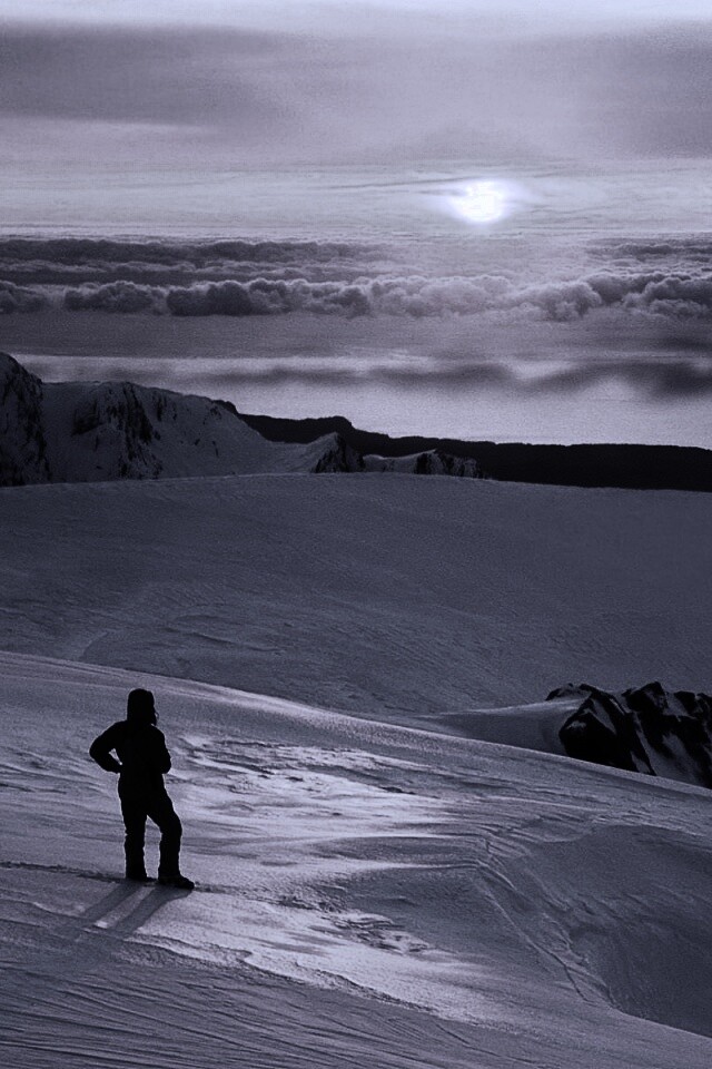 Путешественник в горах обои