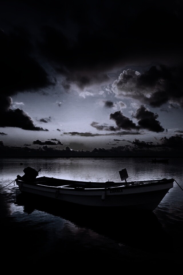 Тучи над озером обои