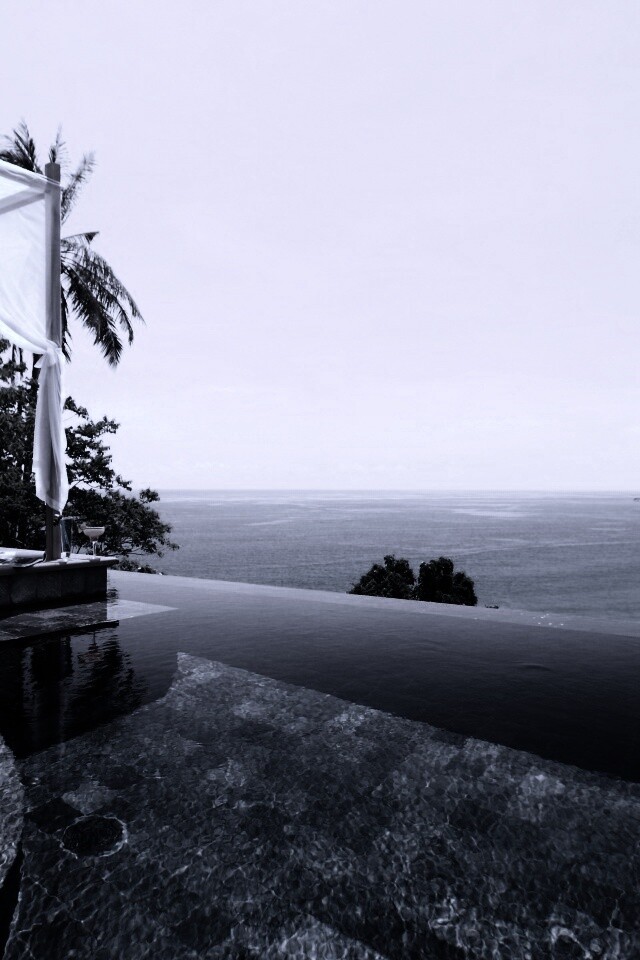 Бассейн на берегу моря обои