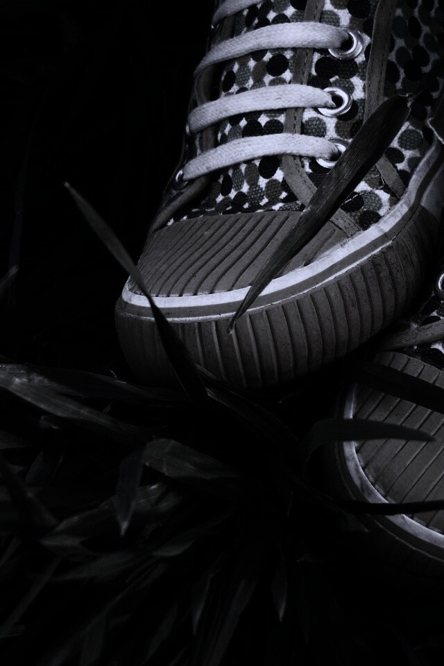 Желтые кеды в горошек обои