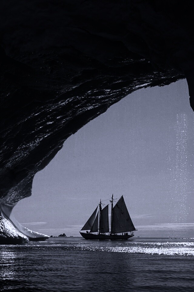 Парусник под ледяной аркой обои