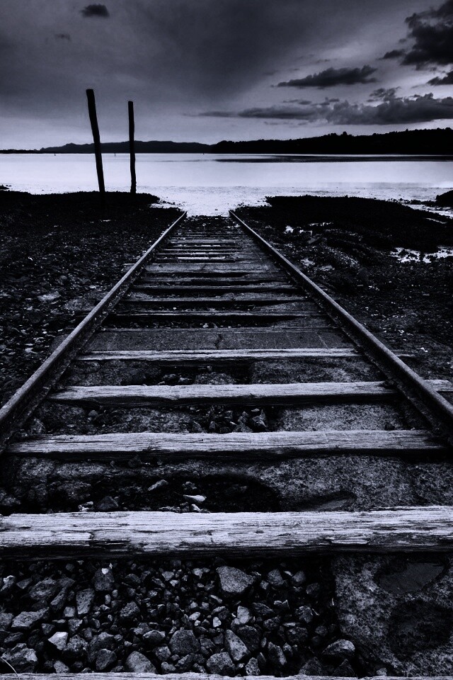 Рельсы обрывающиеся в воду обои