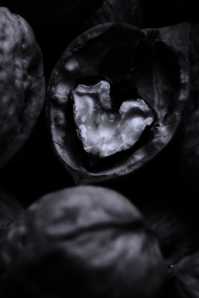 Расколотый орех обои