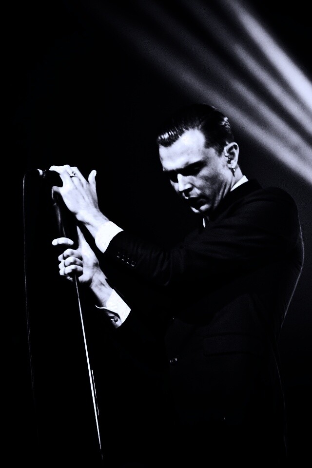 Тео Хатчкрафт на сцене обои