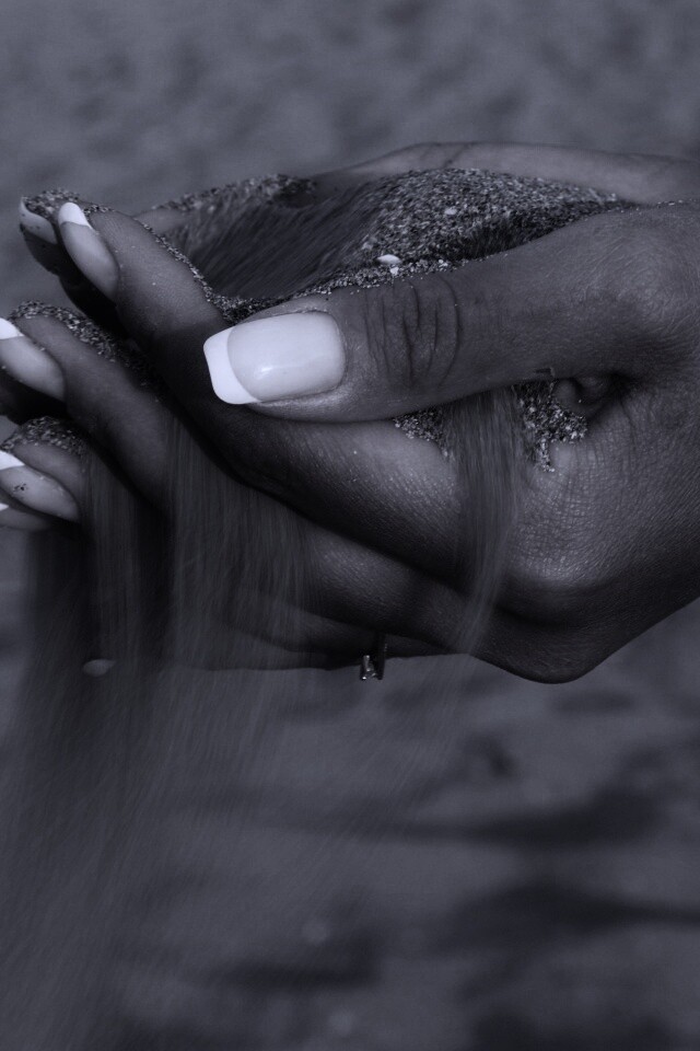 Песок сквозь пальцы обои