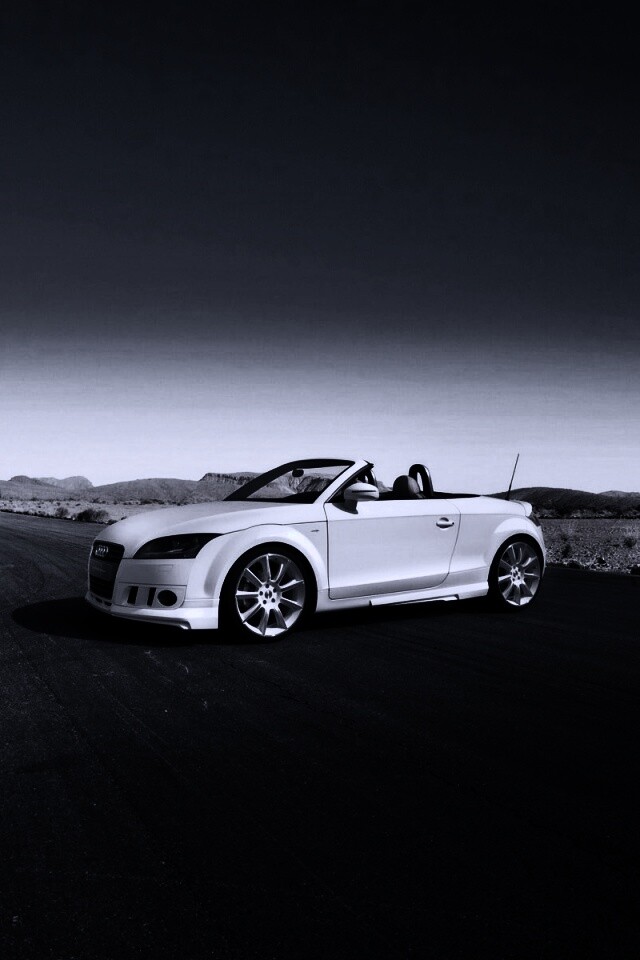 Кабриолет Ауди на пустынной дорге обои