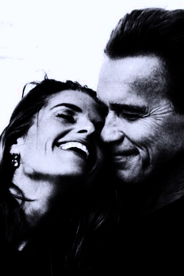 Арнольд Шварцнегер с девушкой обои