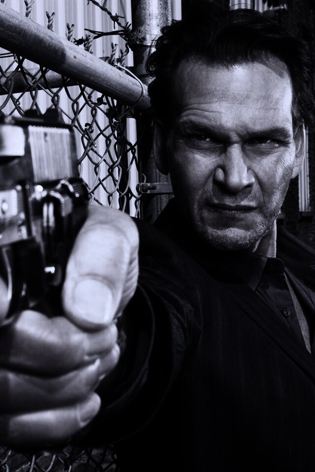 Патрик Суэйзи с пушкой обои