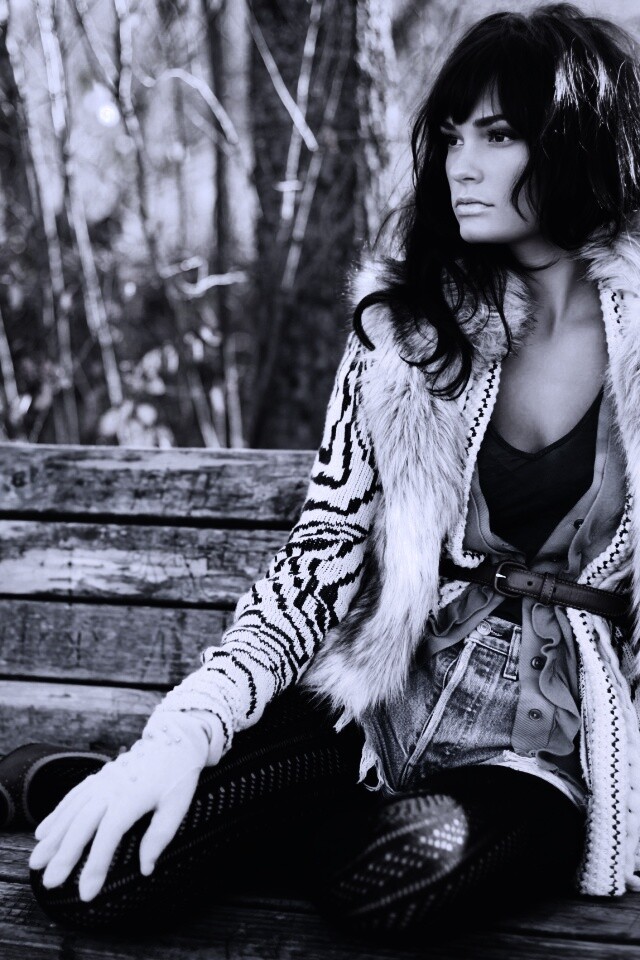 Красивая девушка сидит на скамейке обои