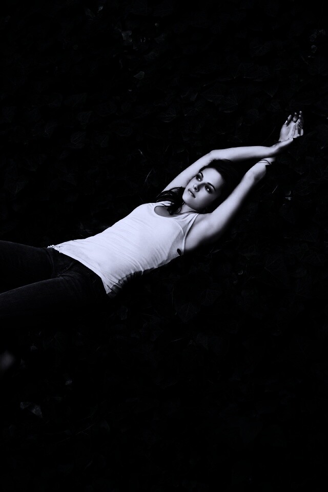 Кристен Стюарт на ковре из листьев обои