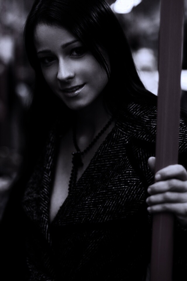 Девушка в метро обои