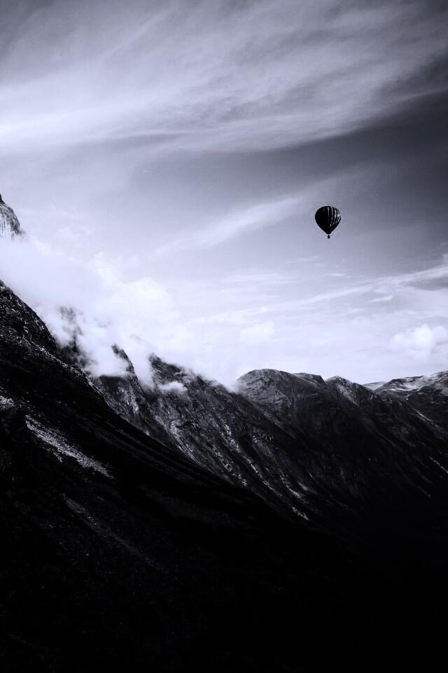 Воздушный шар в горах обои