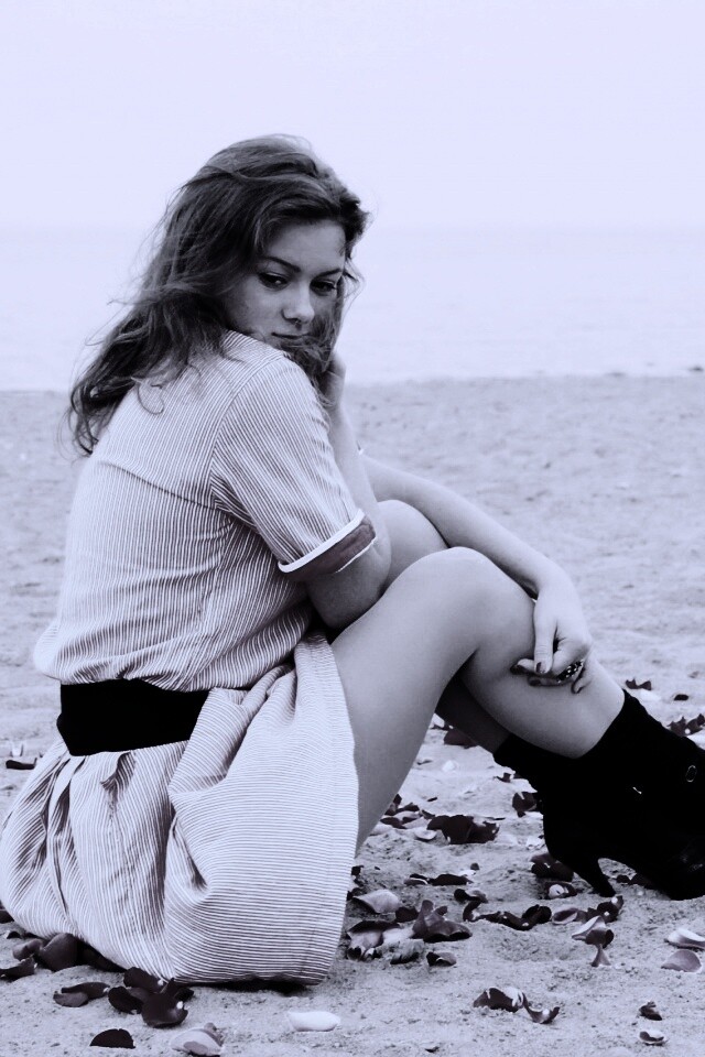 Девушка среди лепестков на пляже обои