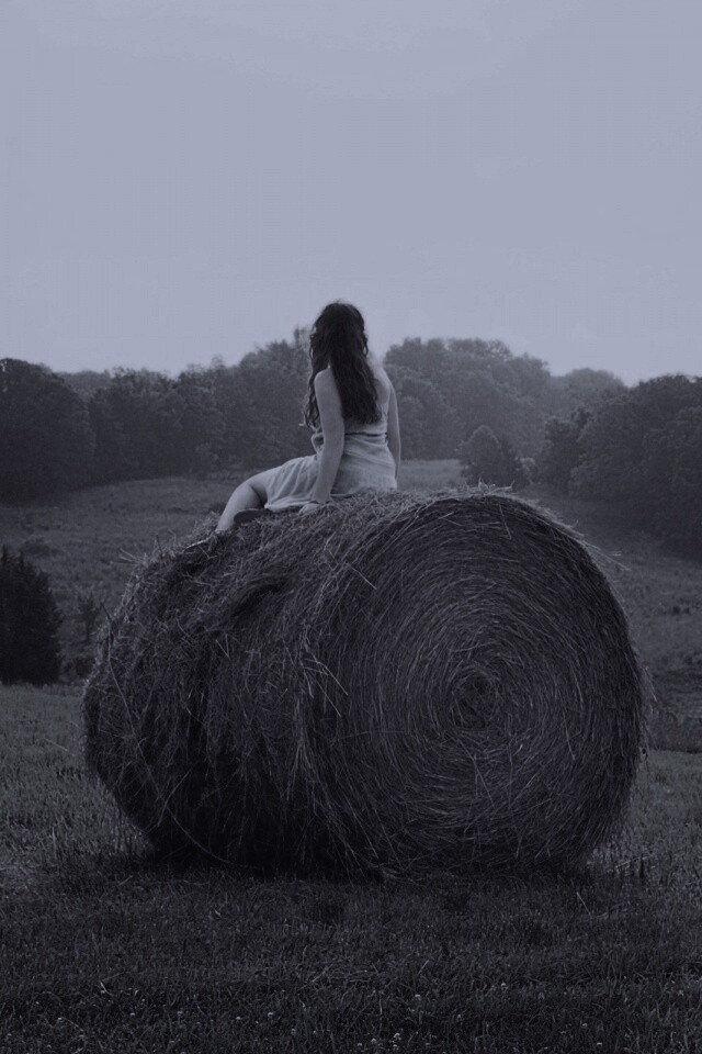 Девушка на снопе сена обои