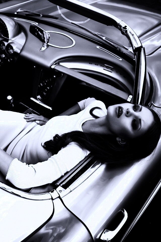 Женщина в кабриолете обои