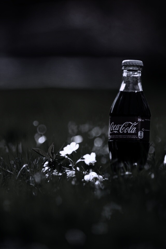 Кока-Кола на траве обои