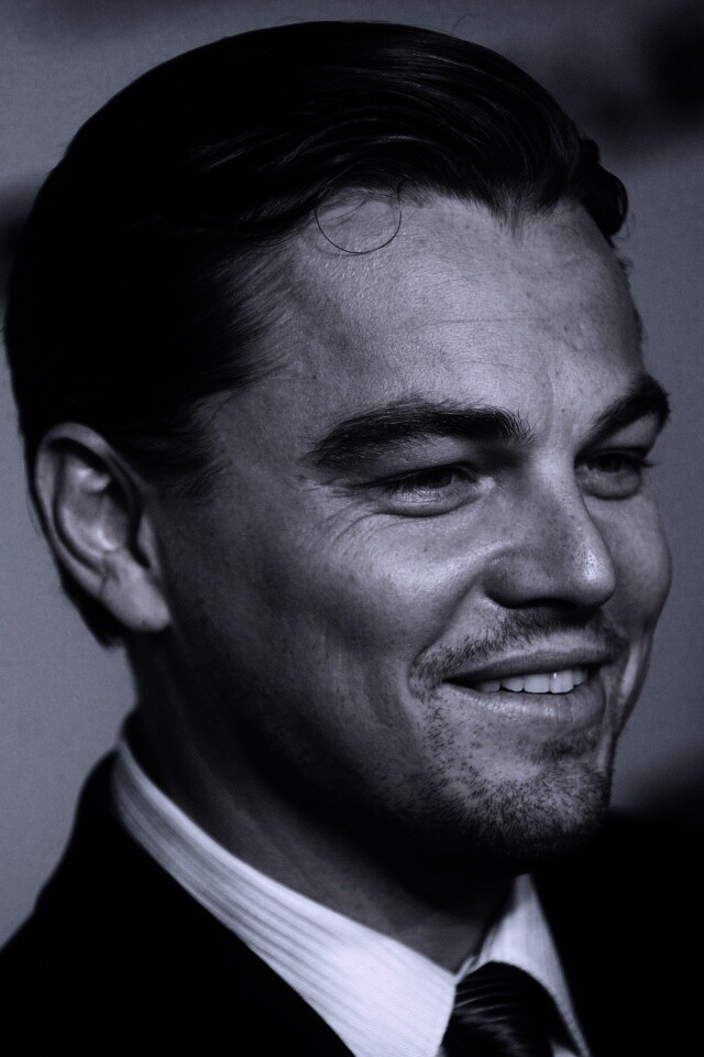 Леонардо Дикаприо в костюме обои