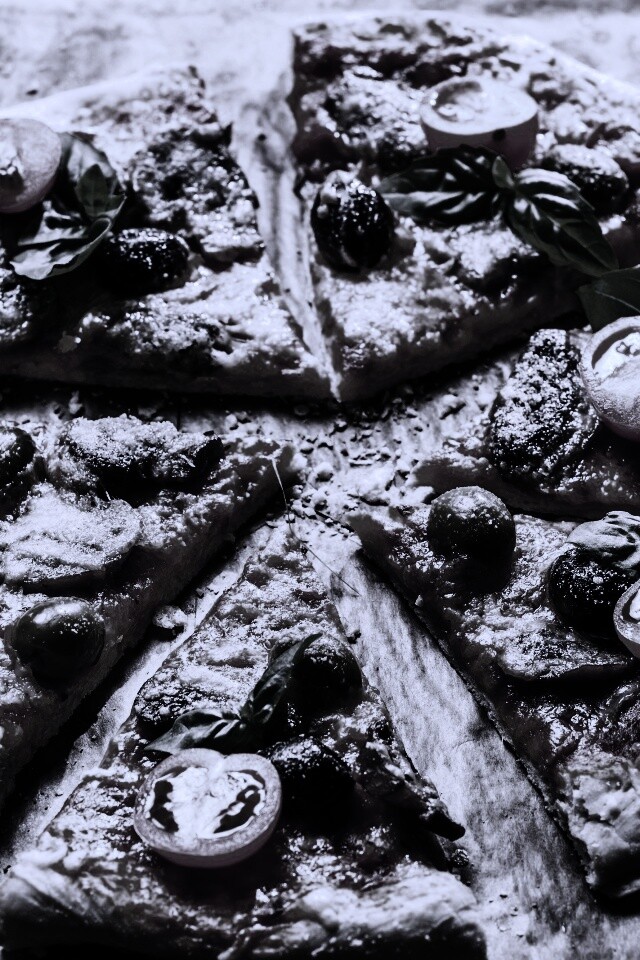 Сочная пицца с томатами и пармезаном обои