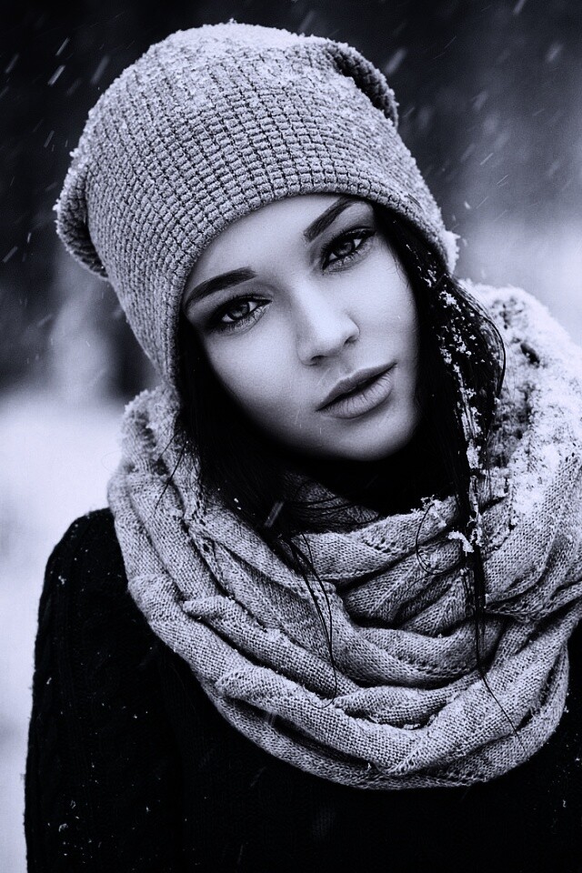 Девушка в снегопад обои