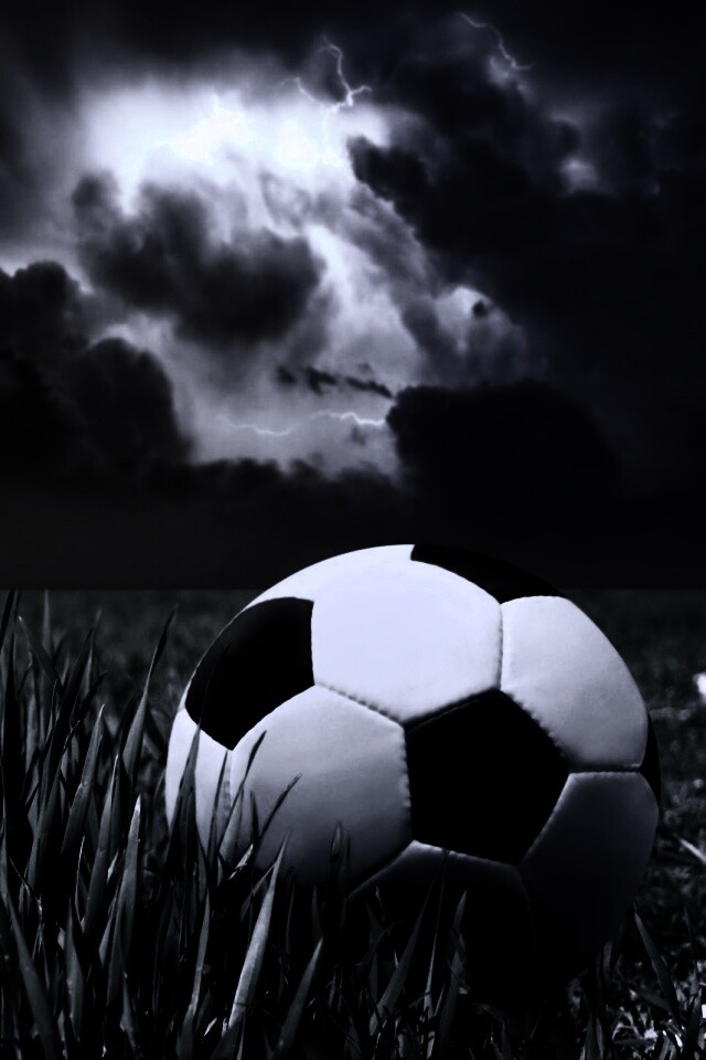 Футбольный мяч на газоне обои