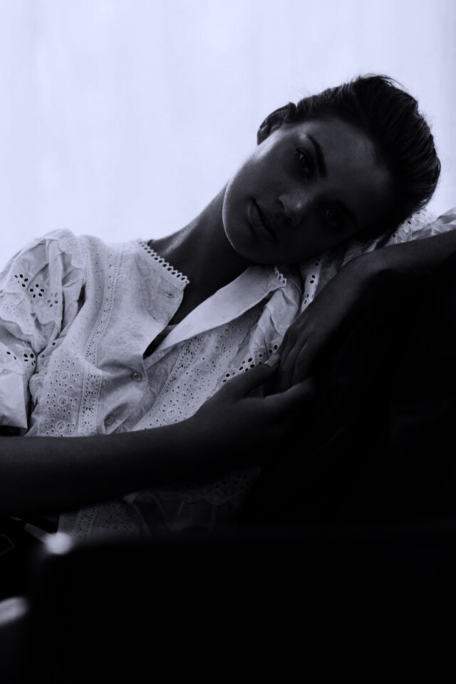 Девушка на диване обои