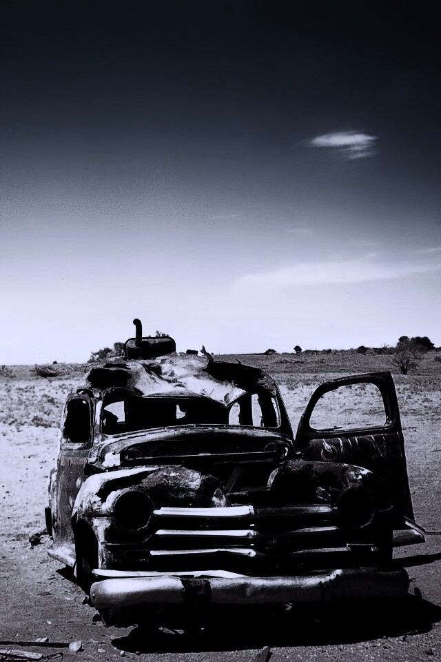 Брошенная в пустыне машина обои