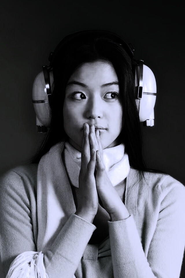 Японка в наушниках обои