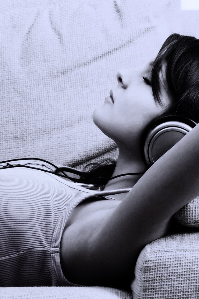 Слушающая музыку обои