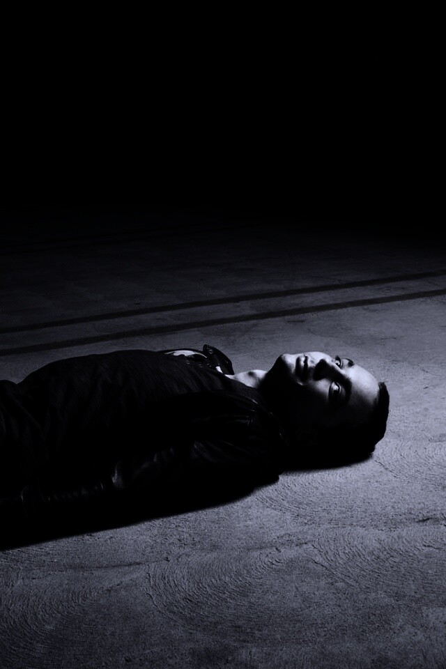 Джим Парсонс на полу обои