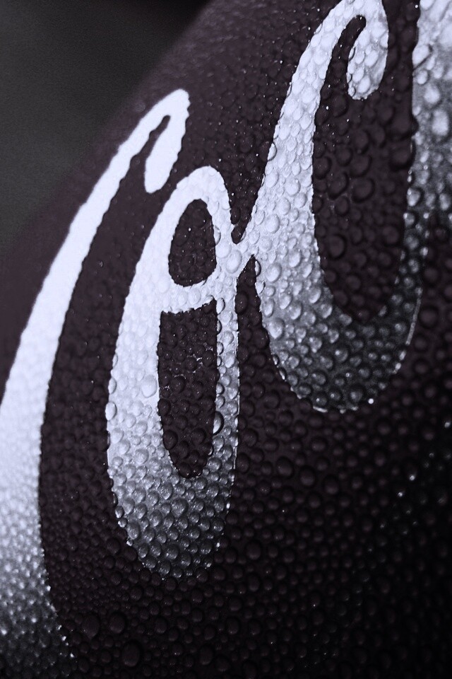 Запотевшая банка Кока-Колы обои