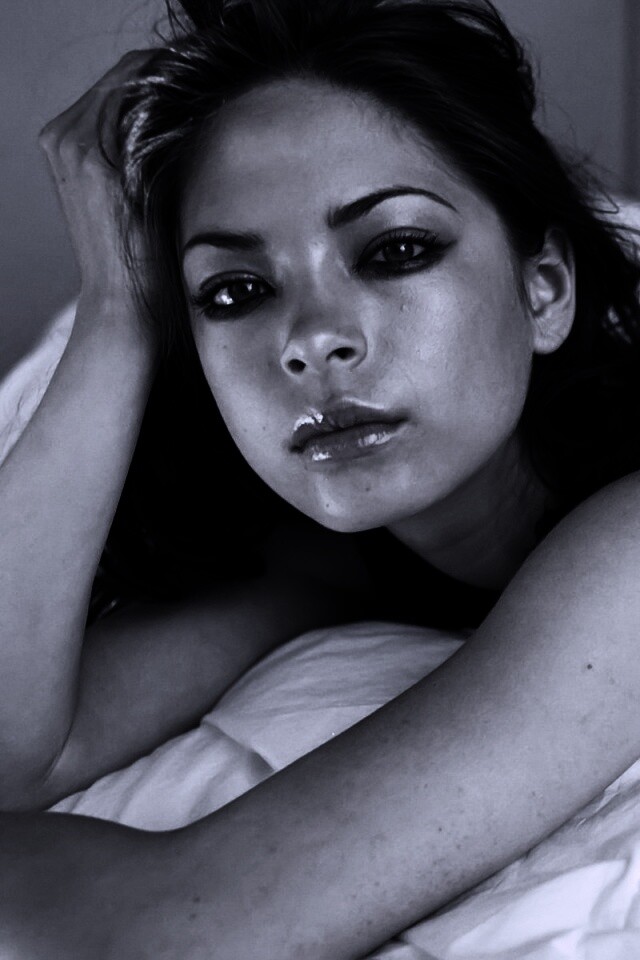 Кристин Кройк на кровати обои