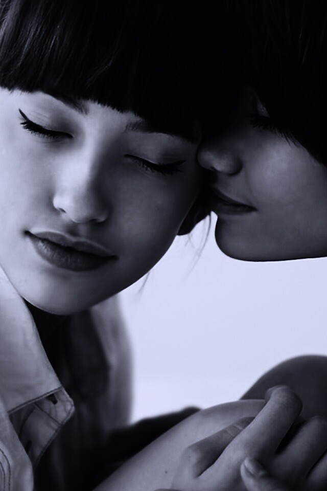 Две очень красивые девушки обои