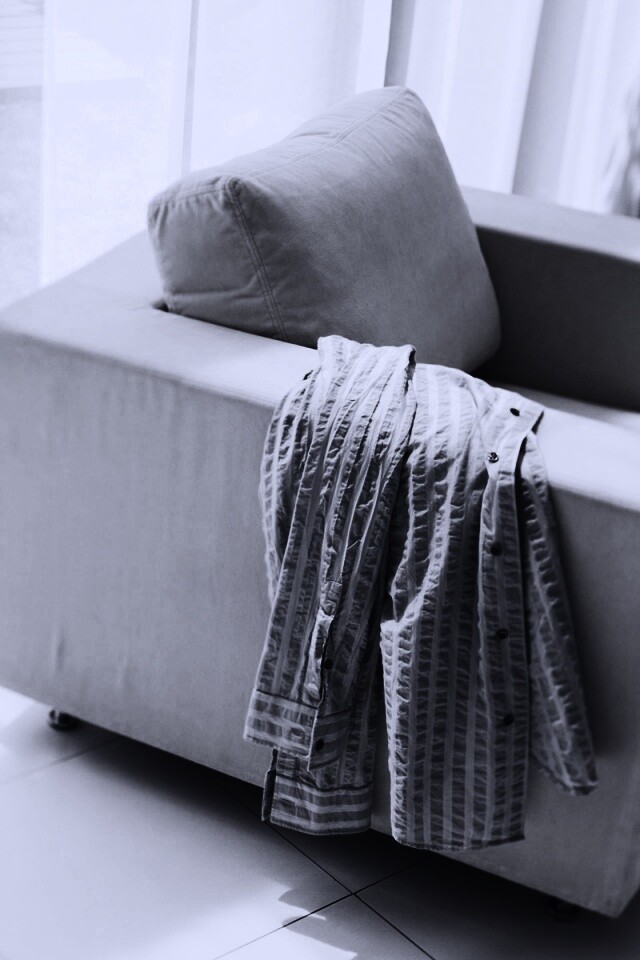 Рубашка на кресле обои