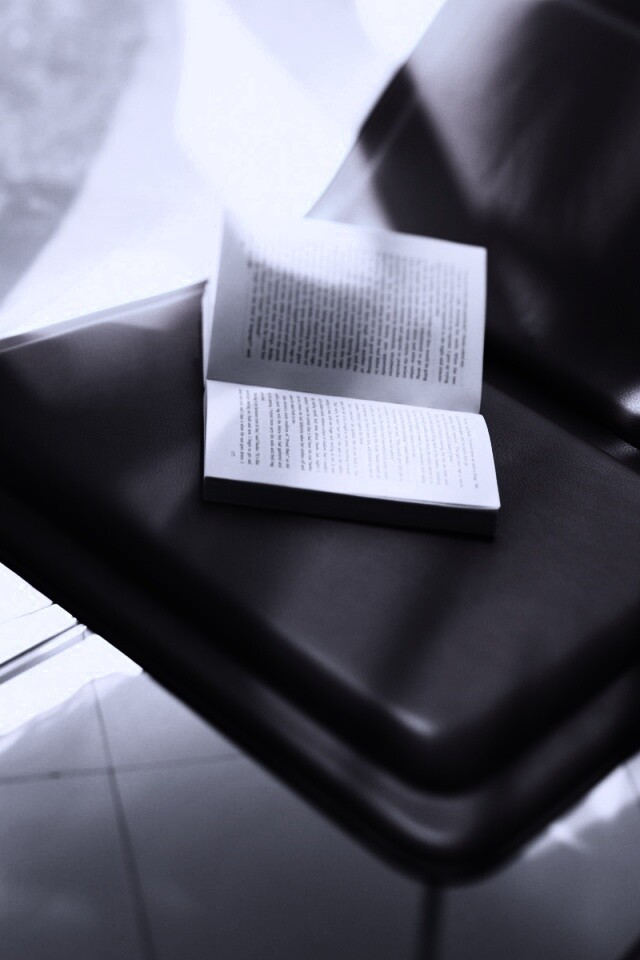 Книга на стуле обои