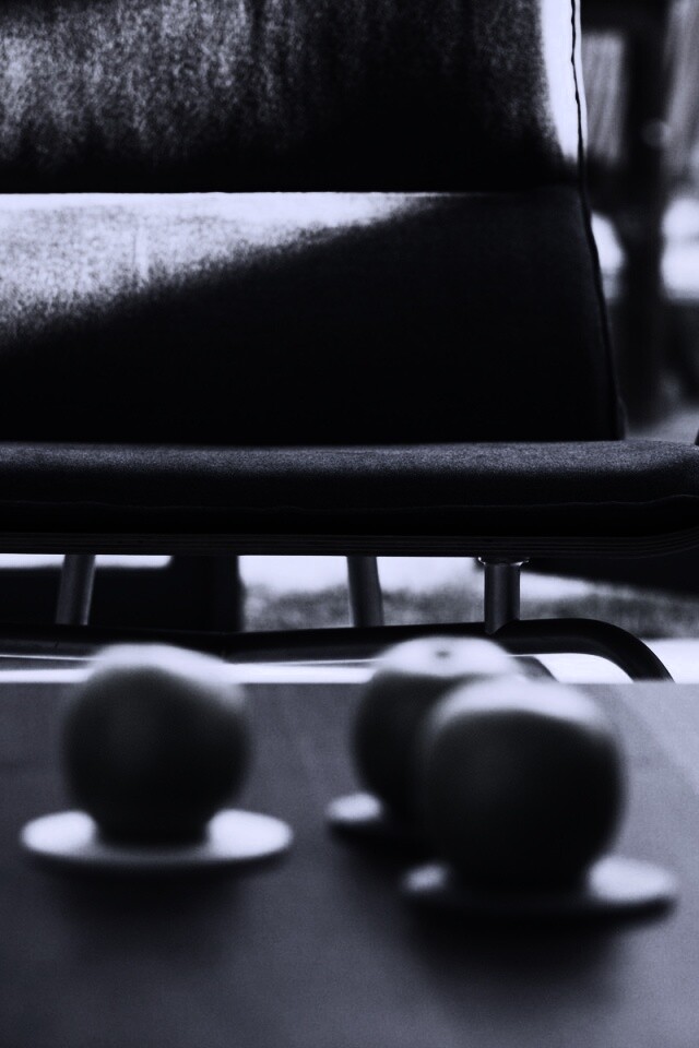 Яблоки на столе обои