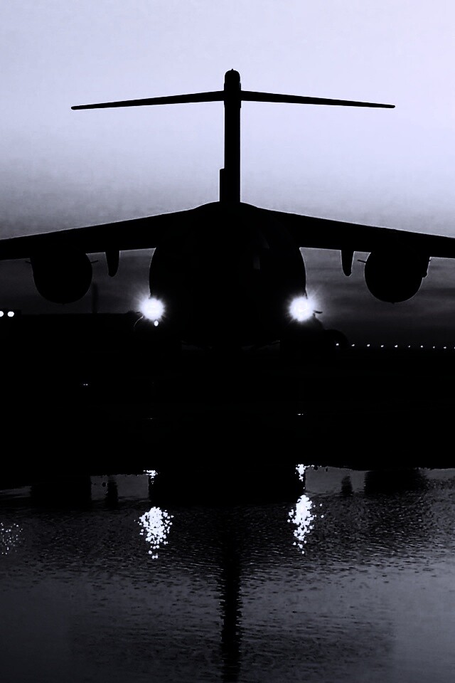 Самолет на взлетной полосе обои